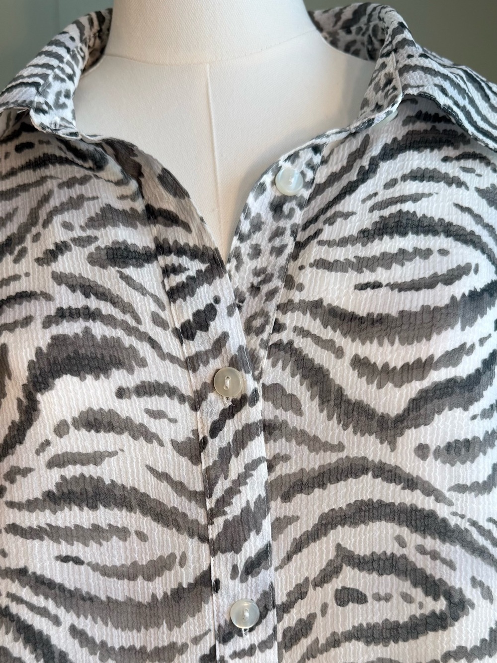 Plus Size Alfred Dunner White and Gray Zebra-Print Button-Down Shirt 22W - Picture 5 of 9